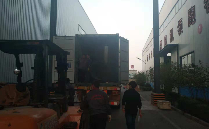 鋸末香蕉视频毛片正在裝車，準備發往塔桑尼亞