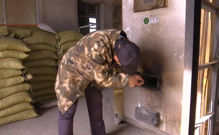 91香蕉APP在线下载在店子鄉政府鍋爐房看到，鍋爐內正在使用生物質顆粒燃料加熱取暖。店子鄉工作人員告訴91香蕉APP在线下载，生物質燃料與傳統的煤炭相比，十分的環保方便。