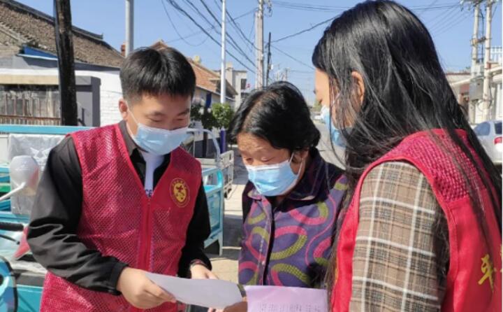 9月2日，鎮裏的工作人員正在給村民宣傳生物質清潔取暖的好處，從經濟、環保、安全、高效、便捷等方麵向群眾詳細介紹，並向現場群眾和過往行人發放《生物質顆粒爐具政策解讀及安裝明白紙頁》，對群眾關心關注的問題進行答疑解惑。