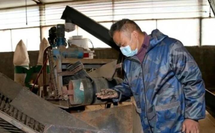公司日產生物質顆粒燃料15噸，滿負荷生產可達30噸，主要銷往縣內洗滌廠、豆腐廠、桑拿房等。